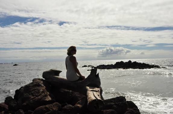 Observando o mar que rodeia a Ilha de Páscoa, ilha chilena no meio do Oceano Pacífico